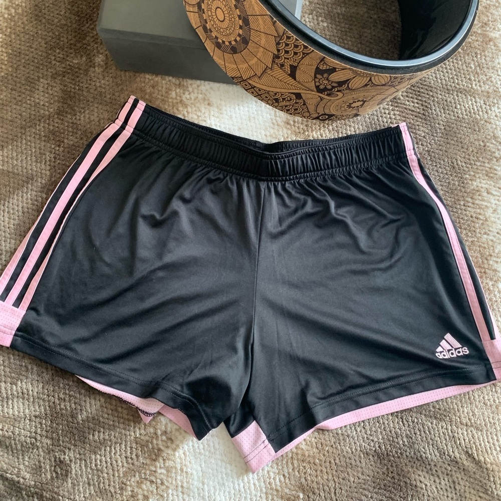 🏃🏻‍♀️💯 Adidas Climalite Black and Light Pink Shorts 💯🏃🏻‍♀️